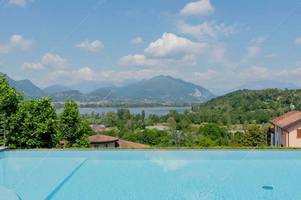 Piscina della villa Coral, location in stile contemporaneo a Como