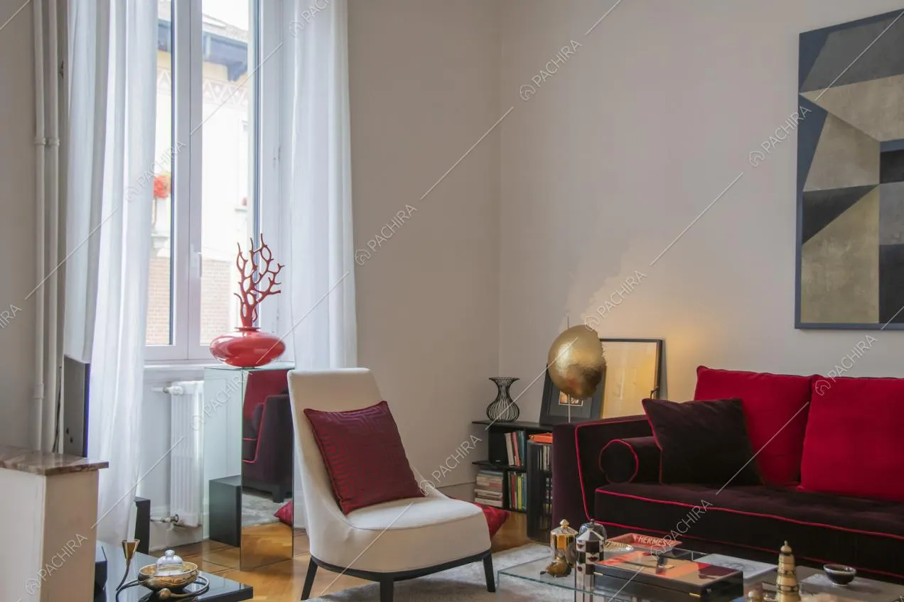 Poltroncina bianca e divano in velluto nel salotto
