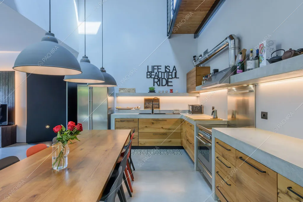 Pareti bianche della zona living della villa Aral, location in stile contemporaneo a Monza