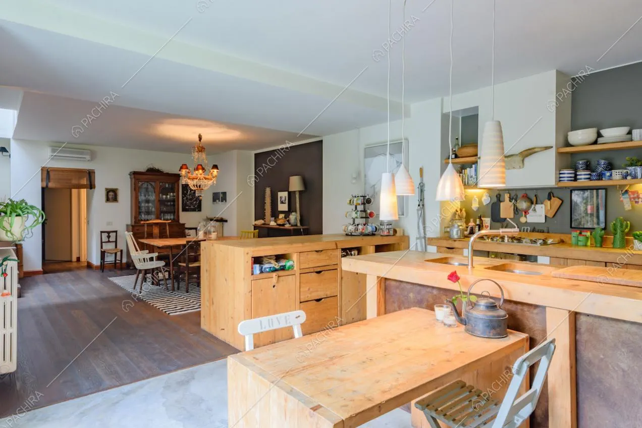 Penisola in legno con lavandino nella cucina a vista