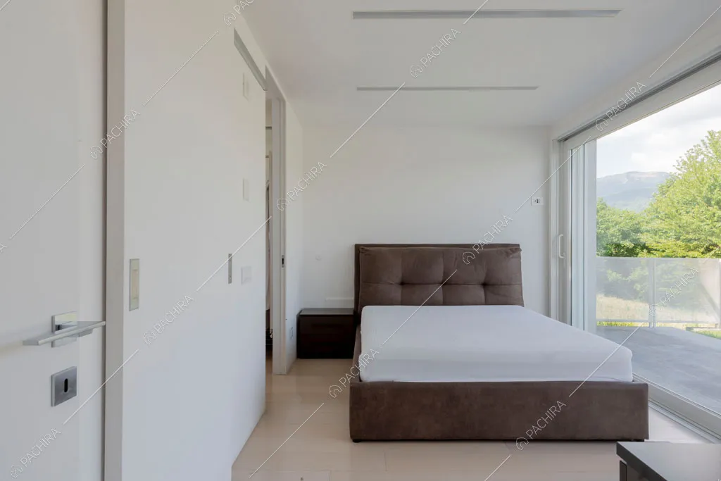 Camera da letto della villa Coral, location in stile contemporaneo a Como