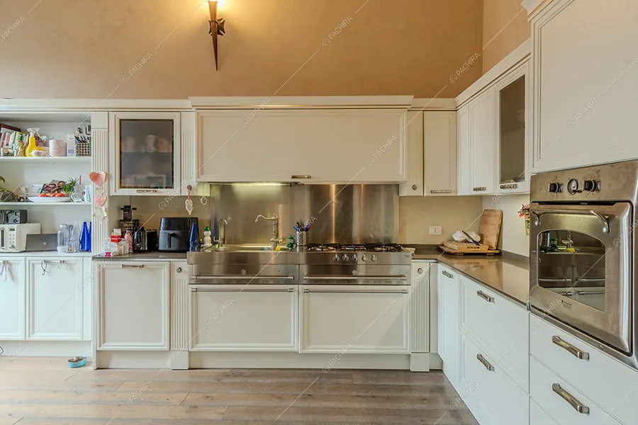 Cucina dell'appartamento Clorofilla, location in stile classico a Milano