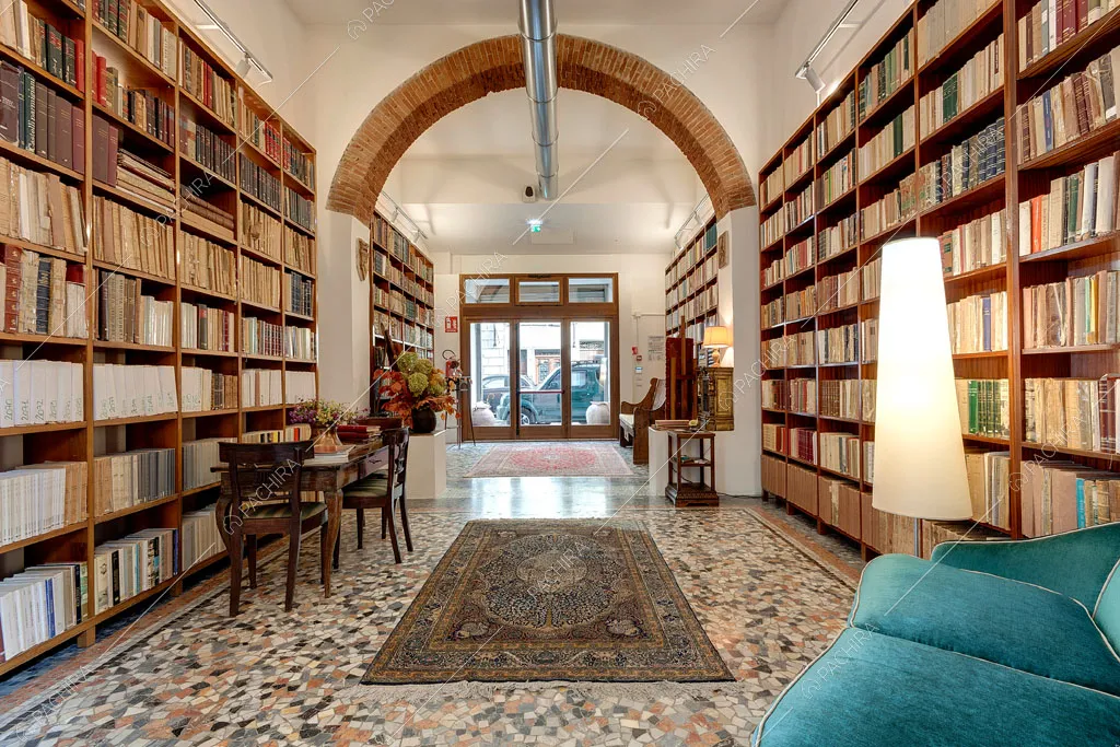 Biblioteca con vetrata dell'espositivo Agarico, location in stile contemporaneo a Firenze