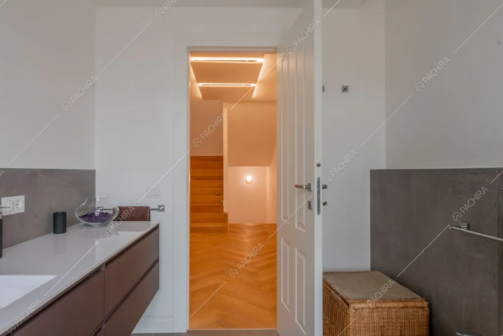Bagno con pareti bianche e grigie della villa Murray, location in stile contemporaneo a Roma