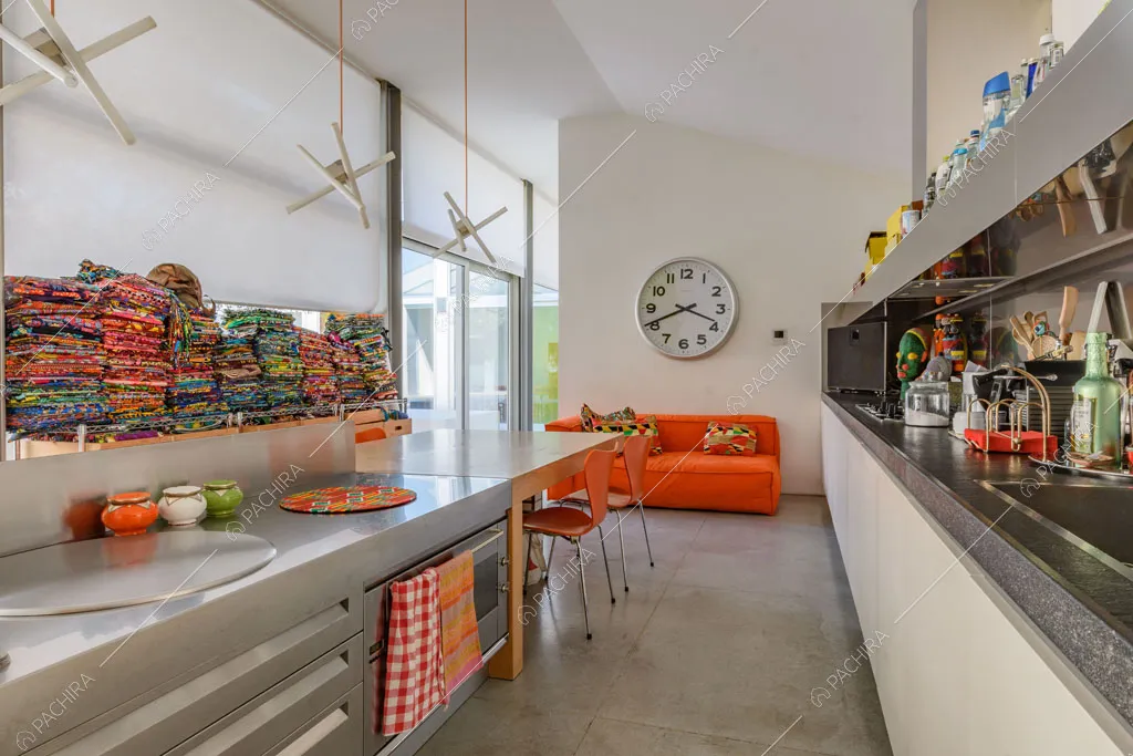 Cucina a isola del loft Inula, location in stile contemporaneo a Varese