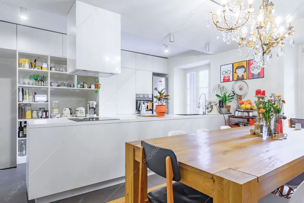 Fornelli a induzione sulla penisola della cucina dell'appartamento Tramontana, location in stile contemporaneo a Milano
