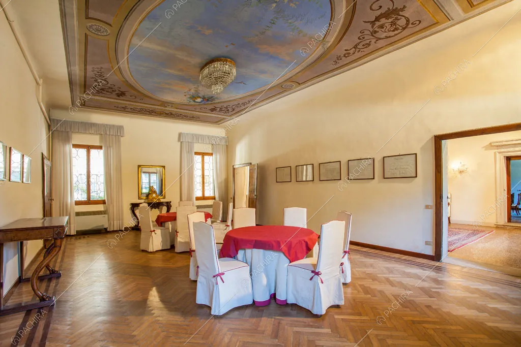 Sala da pranzo con soffitto affrescato e pavimento in parquet a spina di pesce