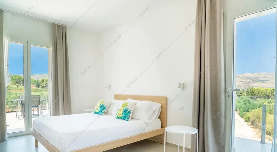 Camera da letto della villa Godavari, location in stile moderno a Trapani