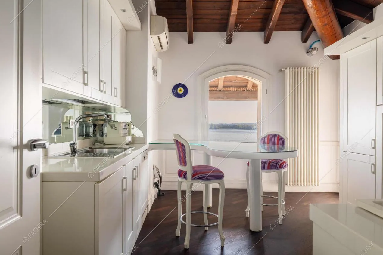 Cucina dell'appartamento Amazon, location in stile moderno a Novara